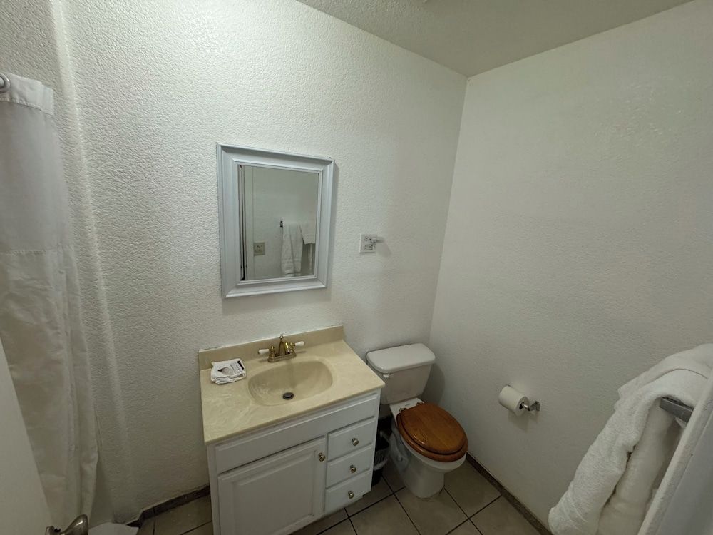 Western Motel Standard Room, 1 Queen Bed 12