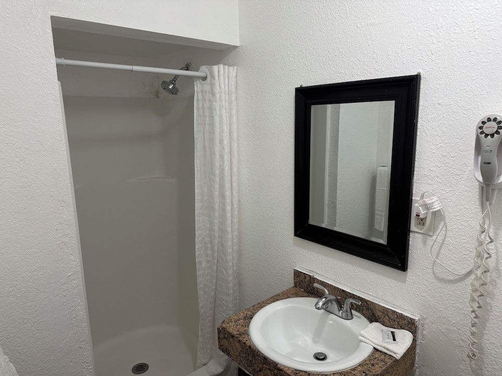 Western Motel Standard Room, 1 Queen Bed 9