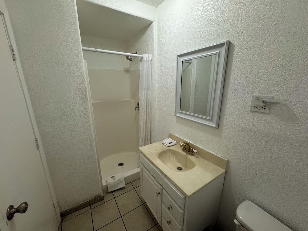 Western Motel Standard Room, 1 Queen Bed 11