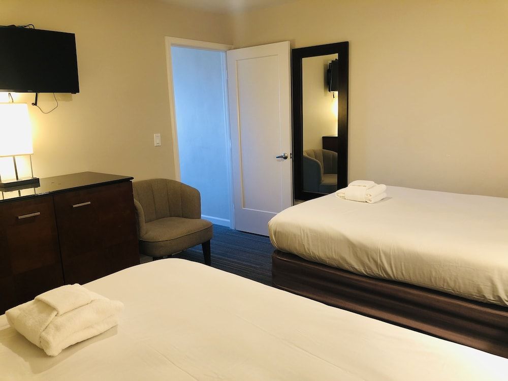 Moonlight Beach Motel Family Room, Kitchenette 2