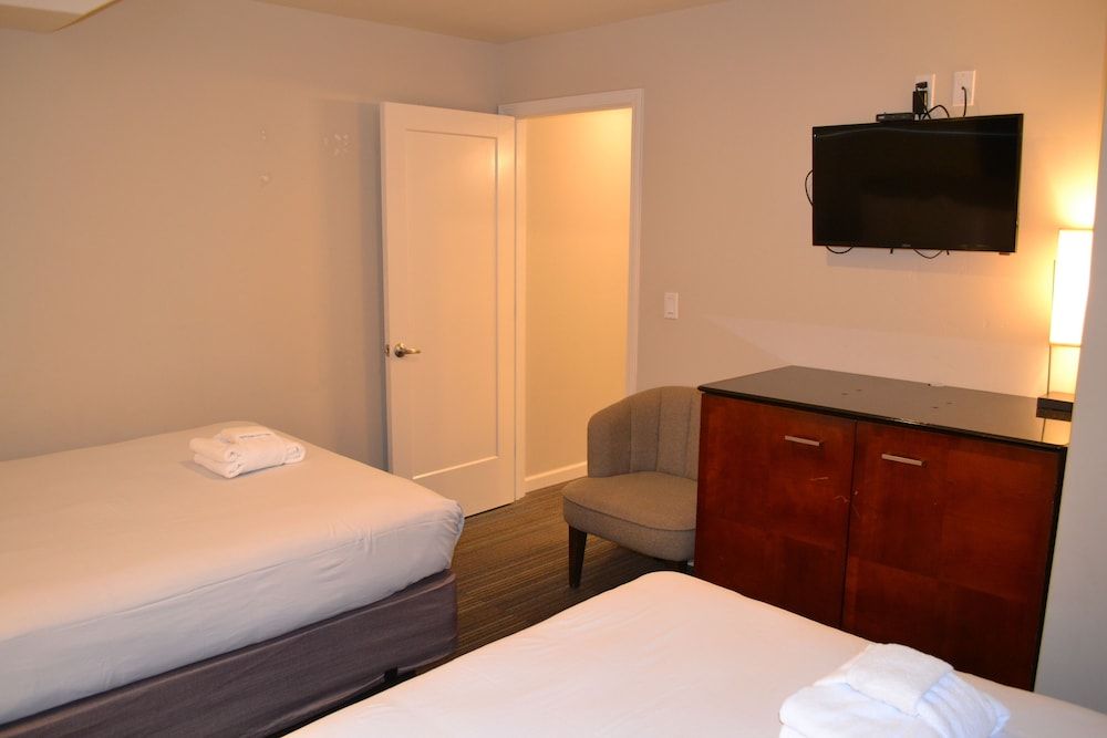 Moonlight Beach Motel Family Room, Kitchenette 4