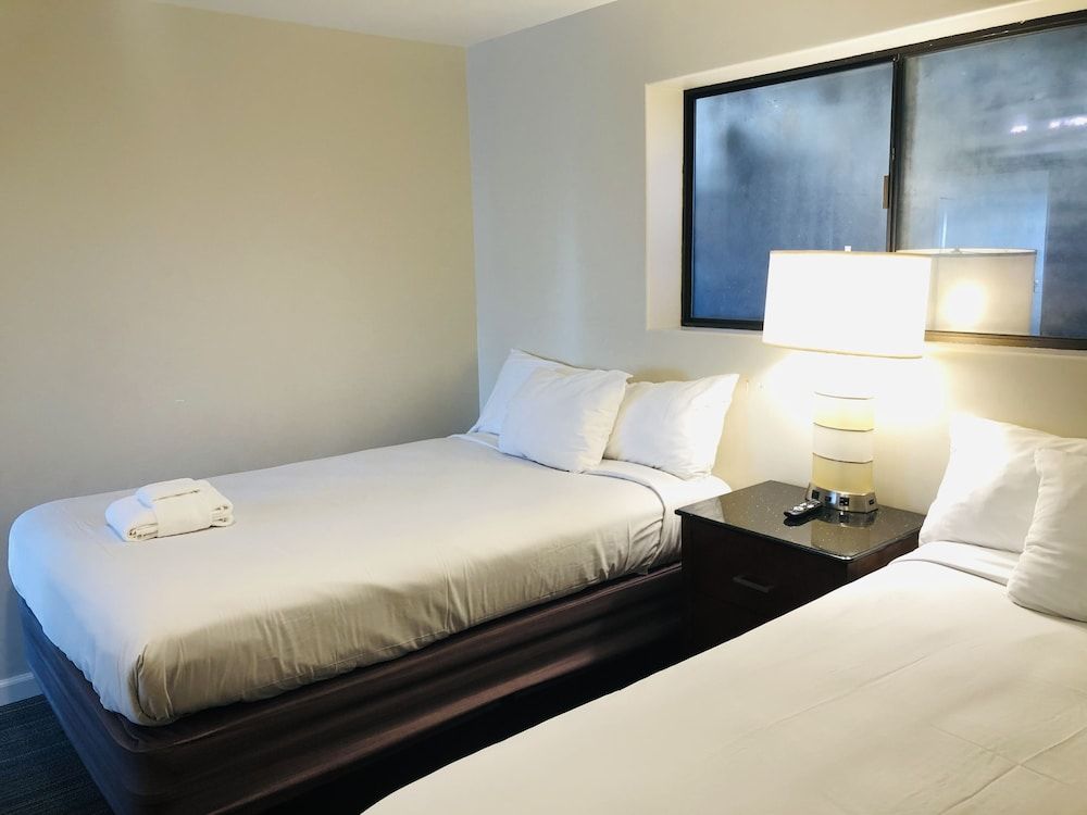 Moonlight Beach Motel Family Room, Kitchenette 3