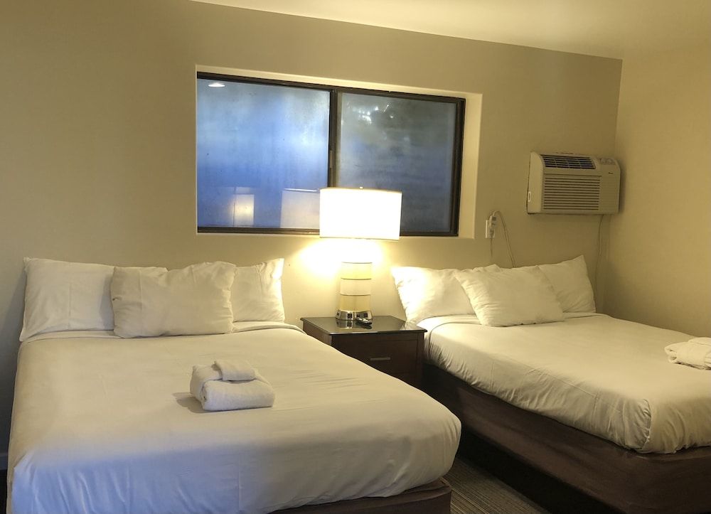 Moonlight Beach Motel Family Room, Kitchenette