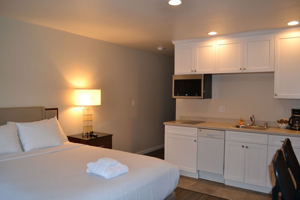 Moonlight Beach Motel Family Room, Kitchenette 5