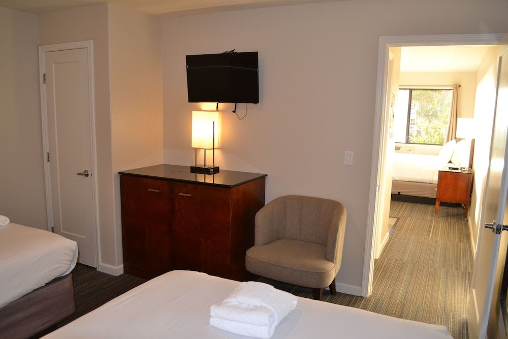 Moonlight Beach Motel Family Room, Kitchenette 7