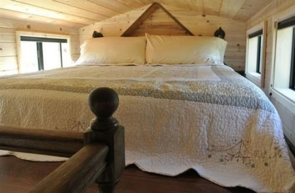 Coral Tree House Cabin, Private Bathroom (The Tiny Cabin)