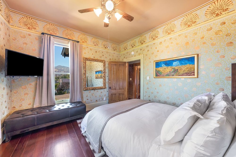 Luxury Room, 1 Queen Bed, Jetted Tub, Vineyard View