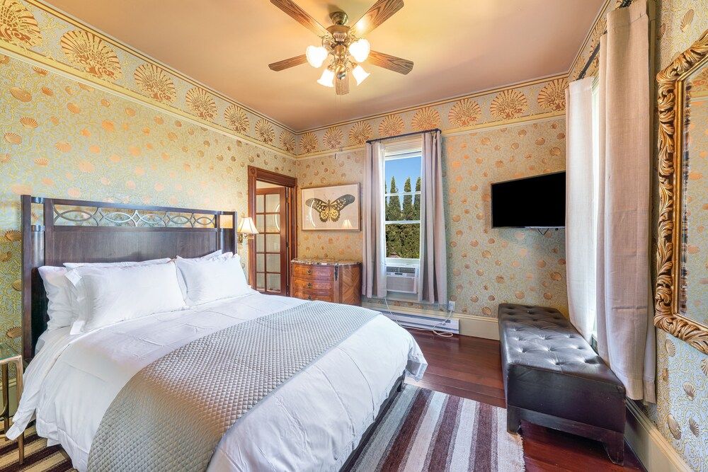 Luxury Room, 1 Queen Bed, Jetted Tub, Vineyard View