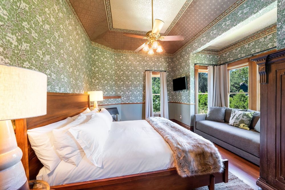 Luxury Room, 1 King Bed, Fireplace, Vineyard View