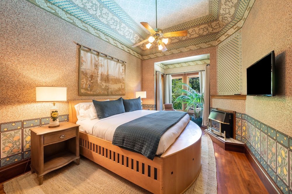 Luxury Room, 1 King Bed, Fireplace, Vineyard View