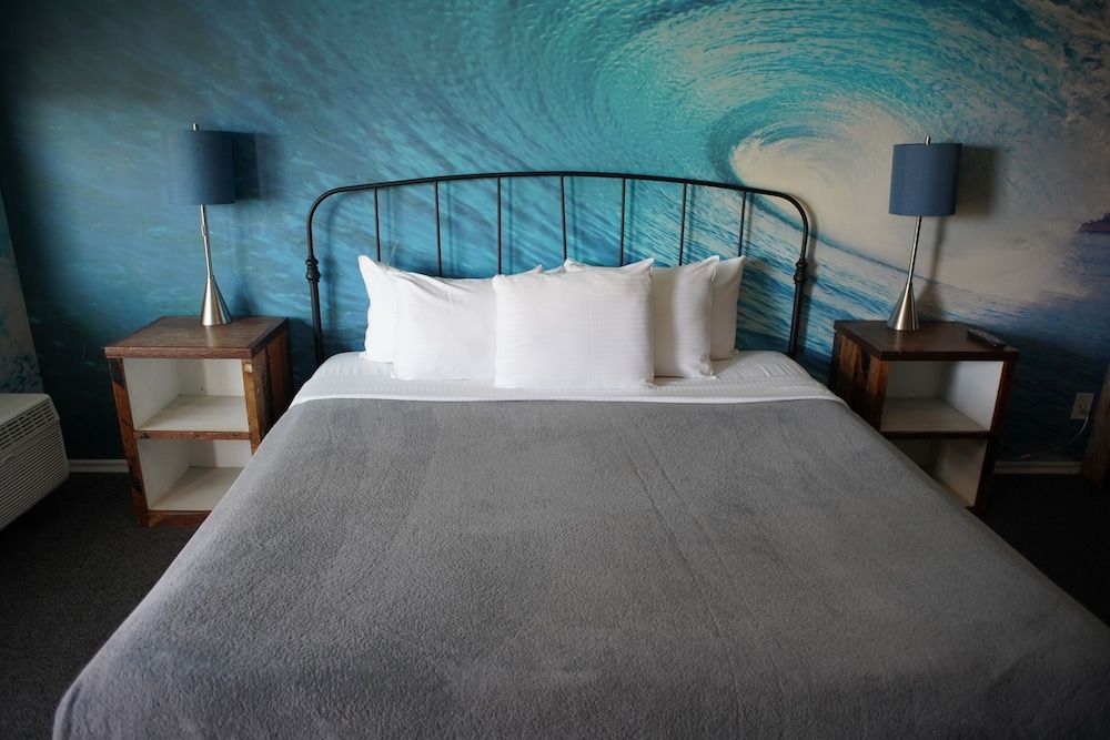 Huntington Surf Inn Room 5, 1 King Bed 2