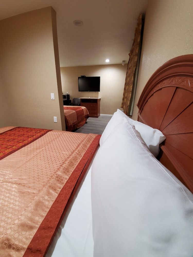 Budget Inn Motel Deluxe Double Room 2