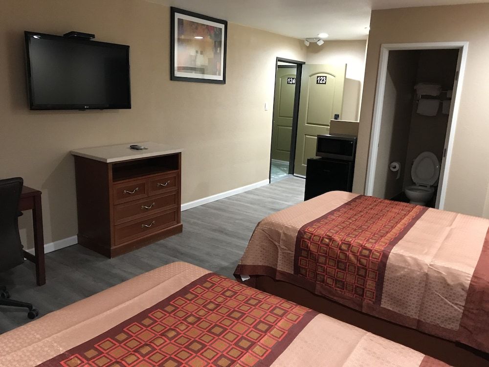 Budget Inn Motel Deluxe Double Room 9