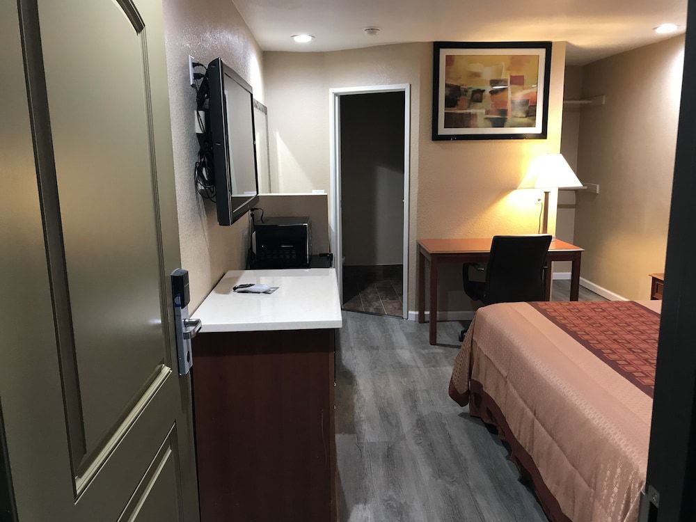 Budget Inn Motel Single Room 11