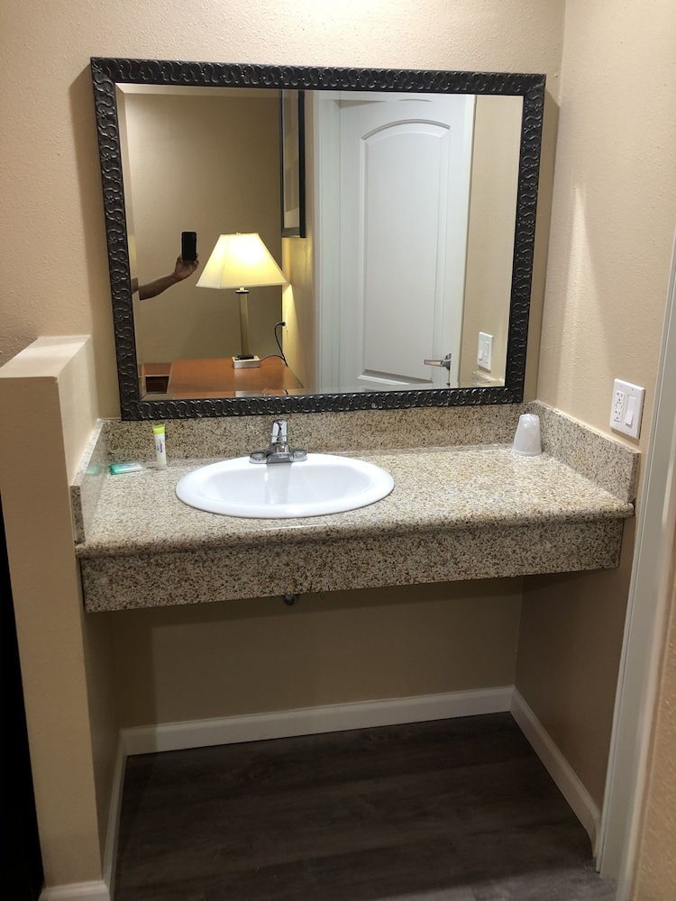 Budget Inn Motel Deluxe Double Room 7