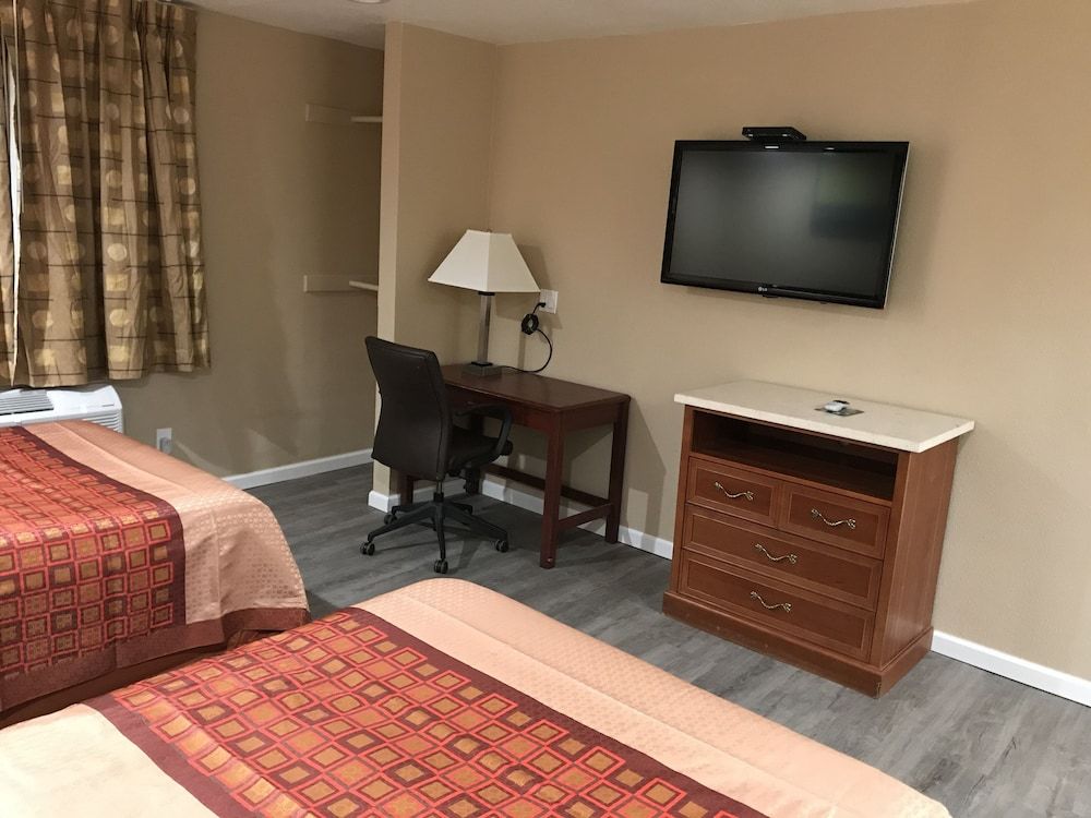 Budget Inn Motel Deluxe Double Room 8