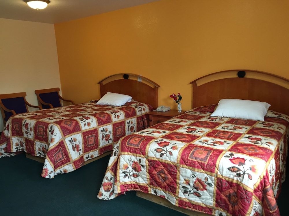 Deluxe Inn Standard Room (2 Full Beds)