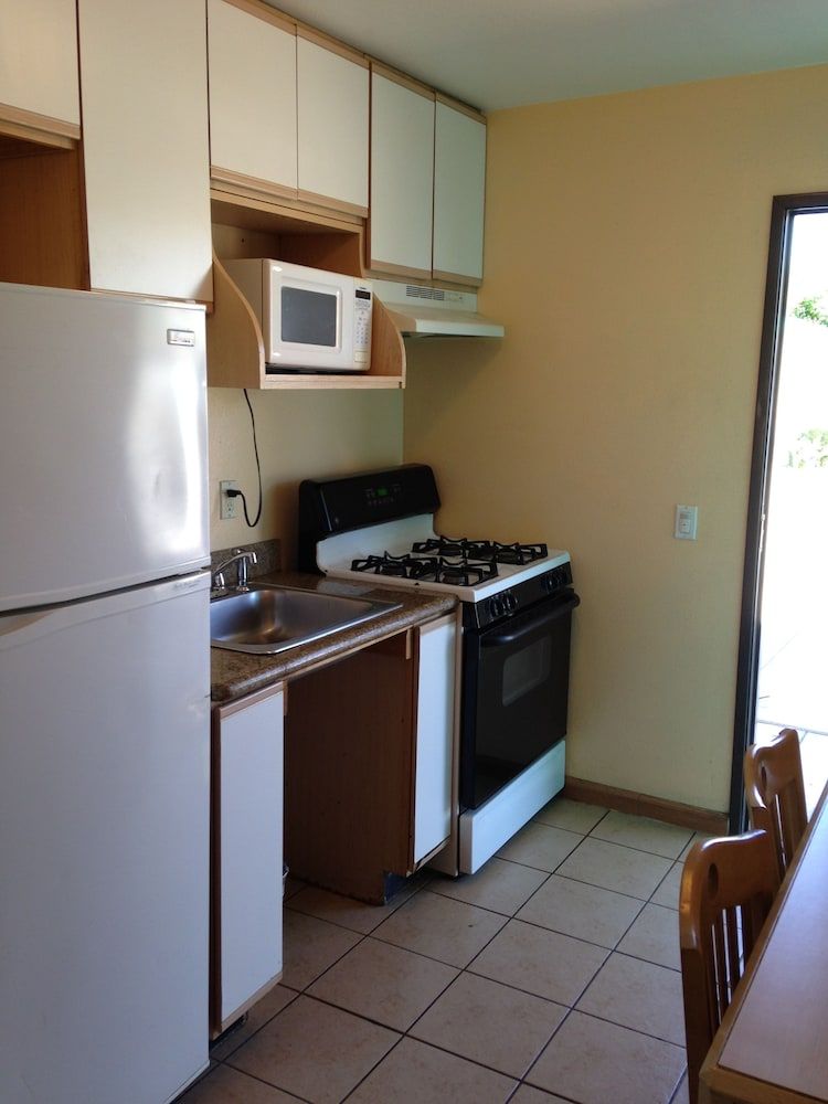 Deluxe Inn Standard Room (2 Full Beds) 3