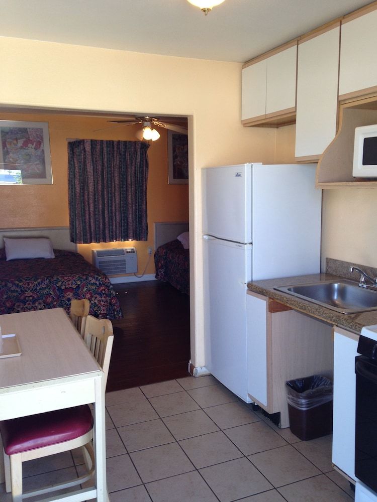 Deluxe Inn Standard Room (2 Full Beds) 2