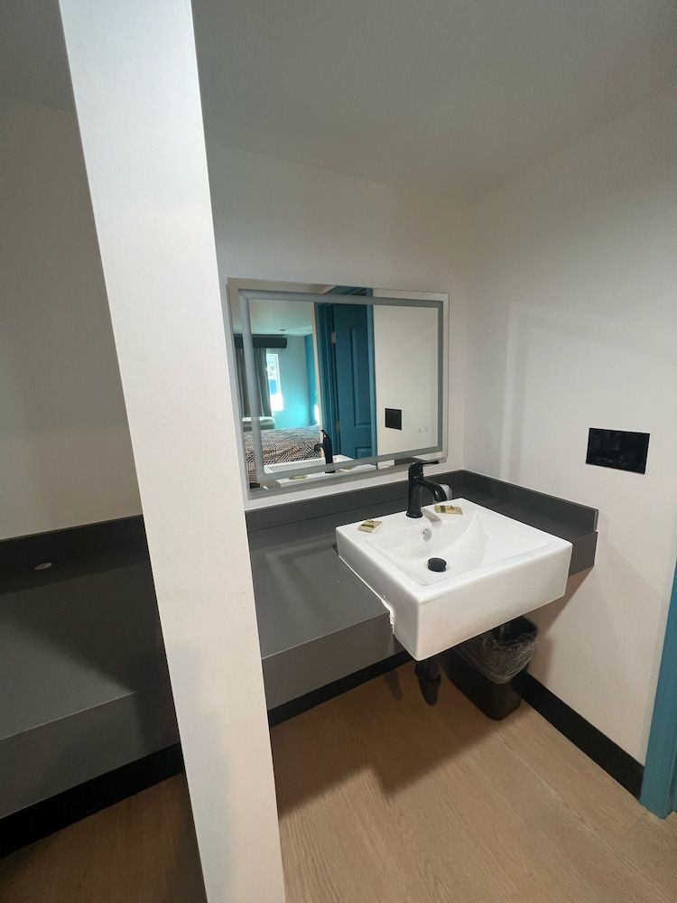 Arlo Motel Premium Room, 1 King Bed 4