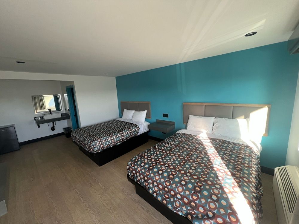 Arlo Motel Premium Room, 2 Queen Beds 3