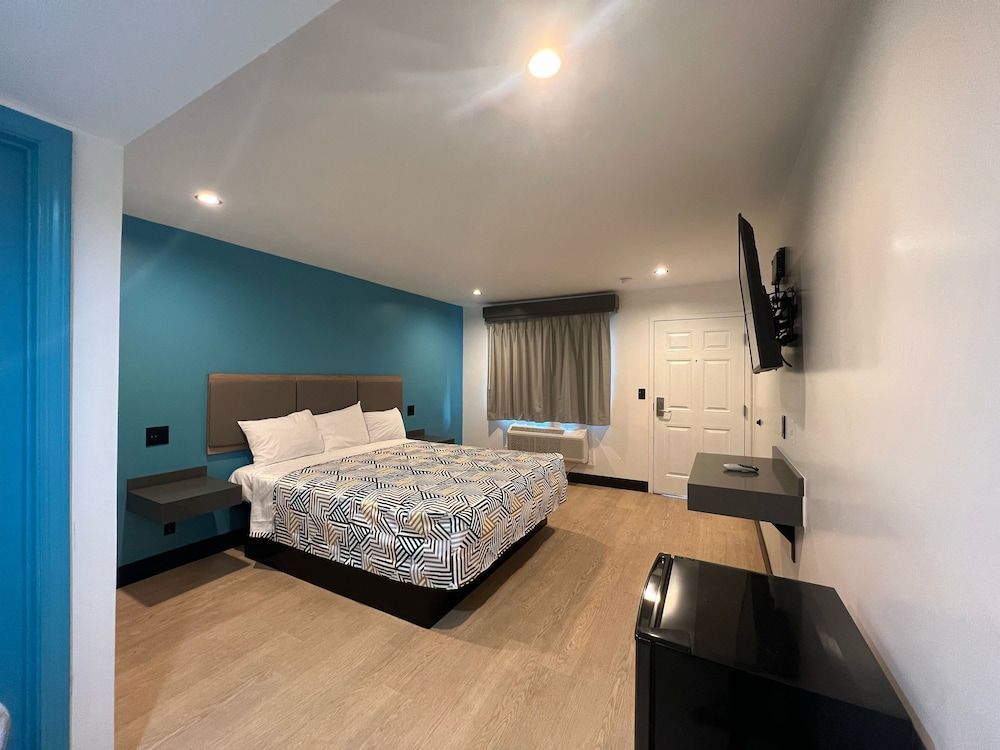 Arlo Motel Premium Room, 1 King Bed 3