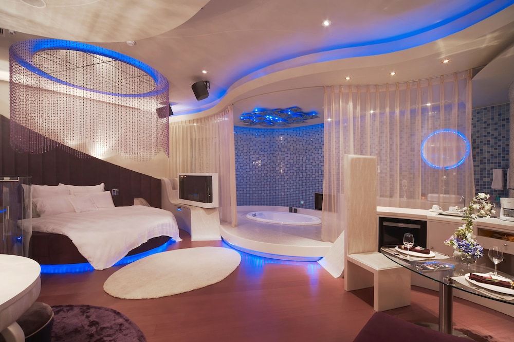 Standard Room, 1 Queen Bed (Check in after 18:00)
