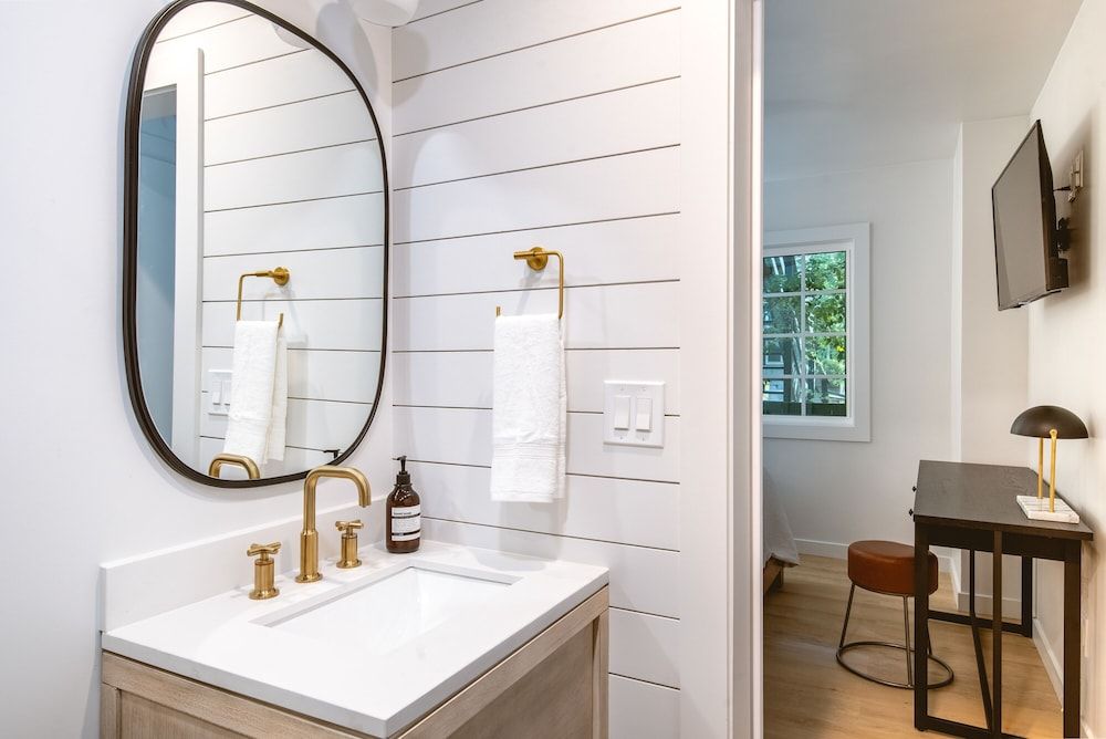 The Kingsley Studio Suite, 1 King Bed with Sofa bed 3