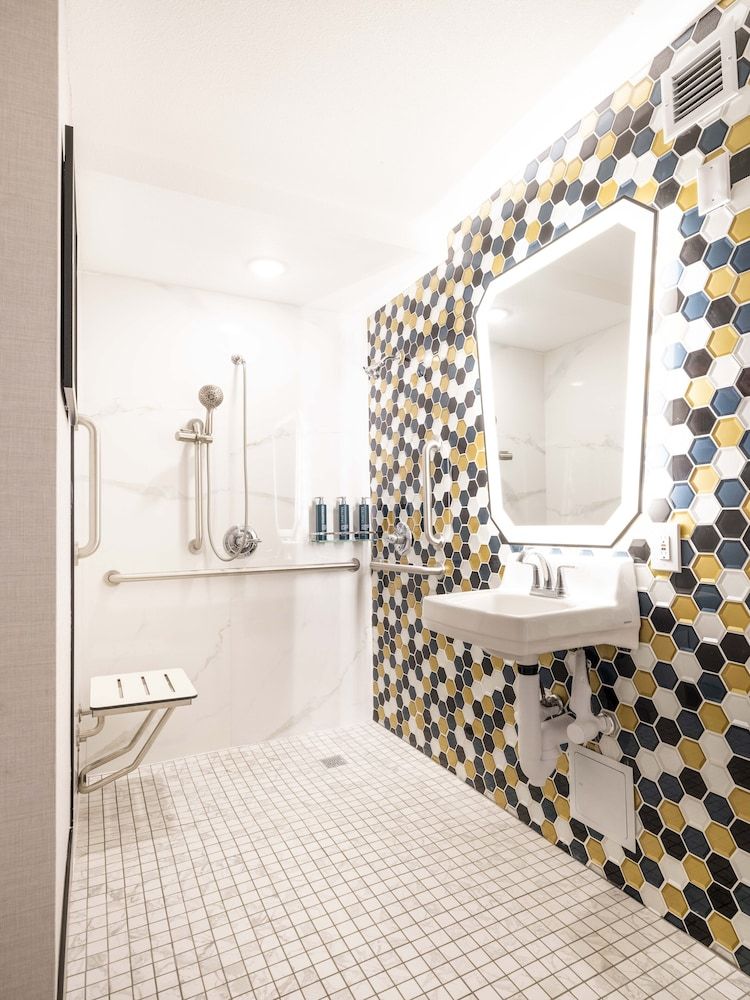 DoubleTree by Hilton Livermore, CA Room, 1 King Bed, Accessible (Mobility, Roll-In Shower) 4