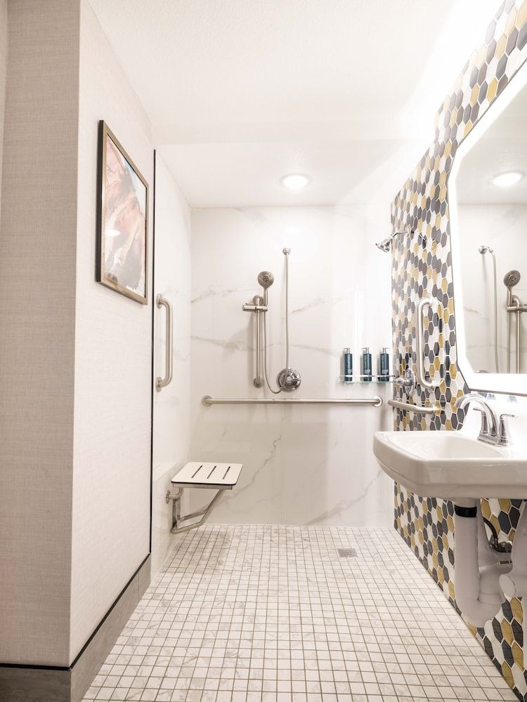 DoubleTree by Hilton Livermore, CA Room, 1 King Bed, Accessible (Mobility, Roll-In Shower) 5