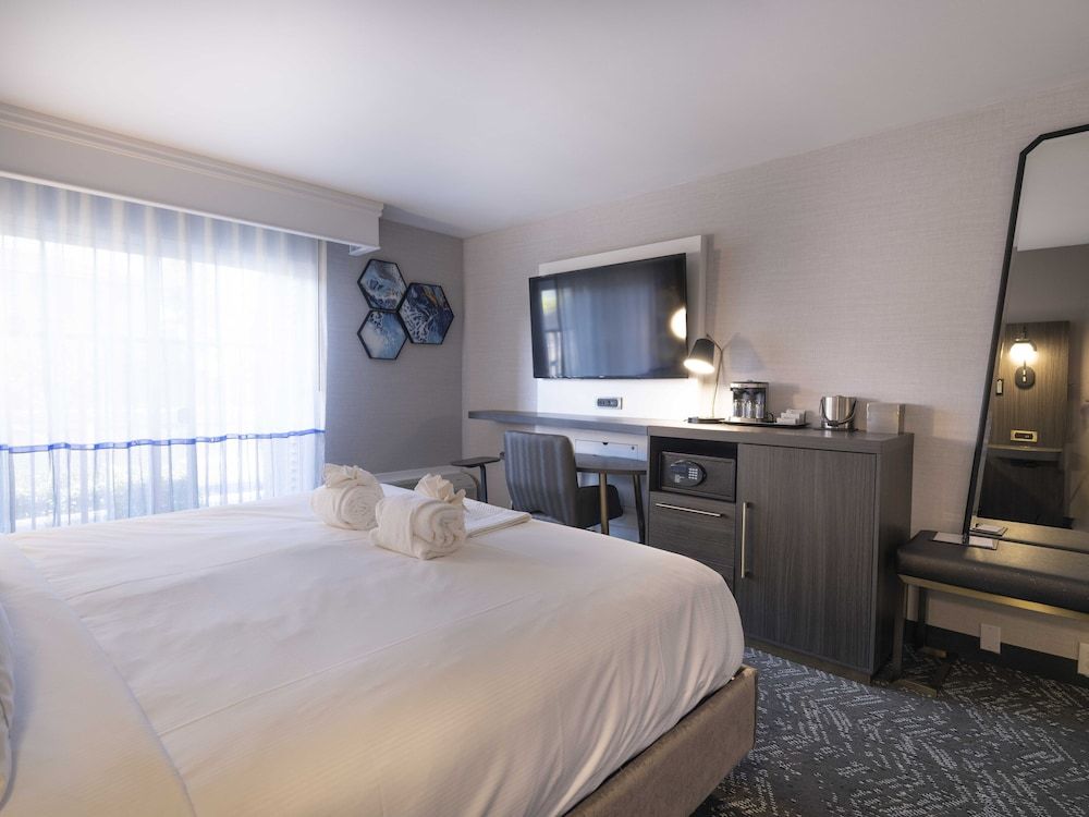 DoubleTree by Hilton Livermore, CA Room, 1 King Bed, Accessible (Mobility, Roll-In Shower) 2