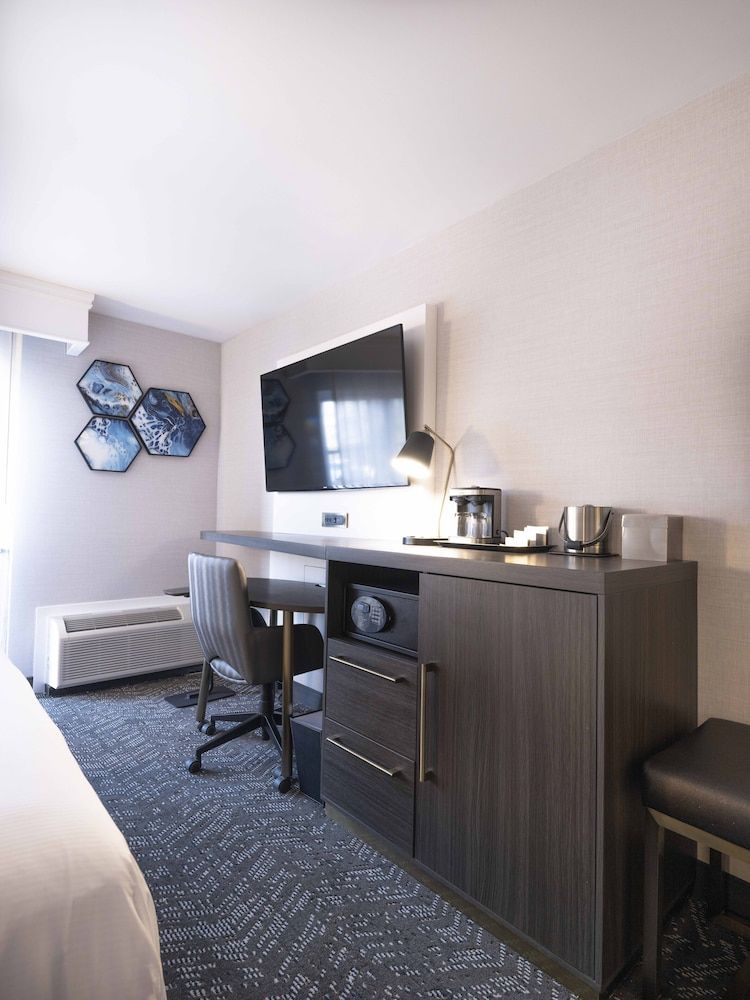 DoubleTree by Hilton Livermore, CA Room, 2 Queen Beds 6