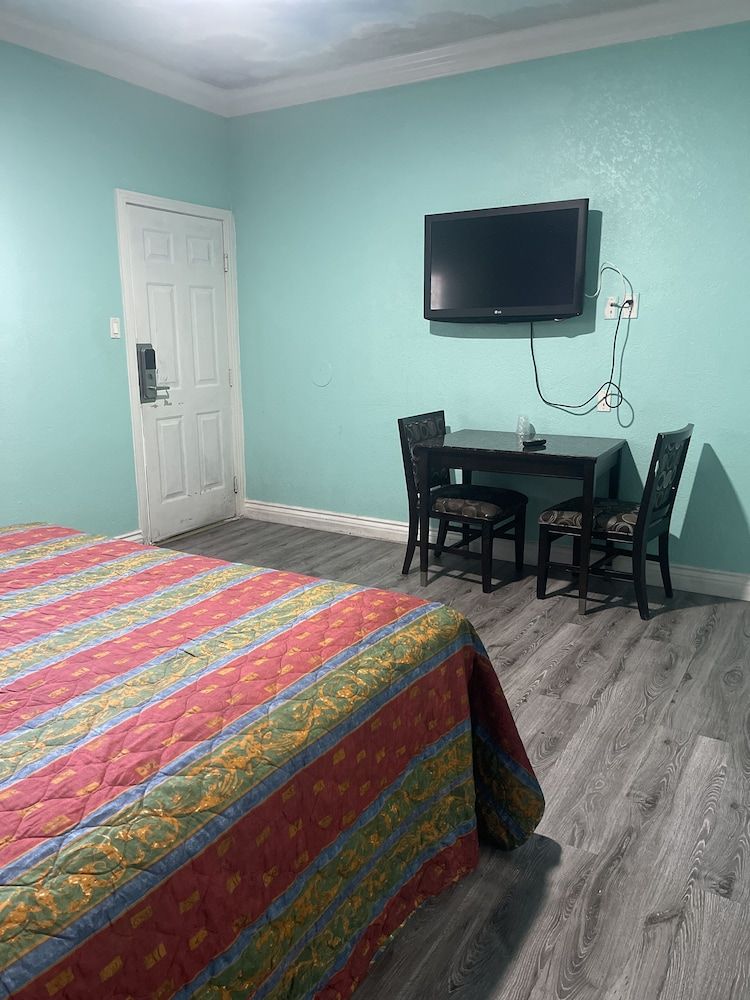 Economy Inn Romantic Room 13