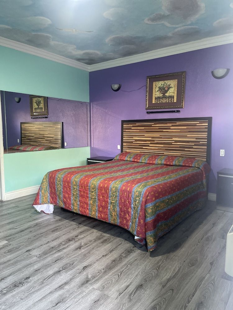 Economy Inn Romantic Room