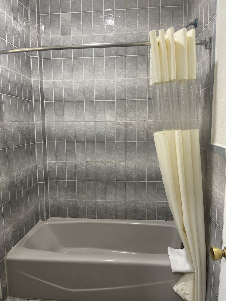 Economy Inn Romantic Room 8