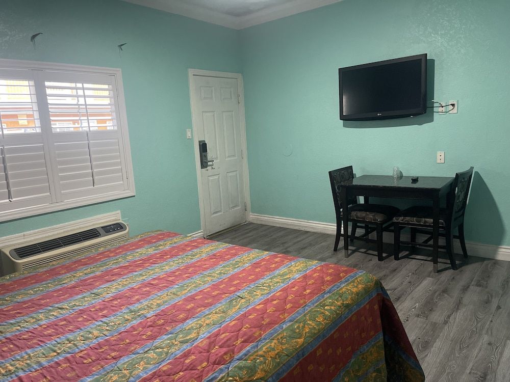 Economy Inn Romantic Room 14