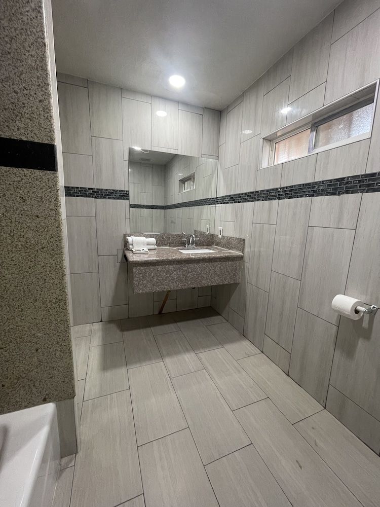 Economy Inn Romantic Room 5