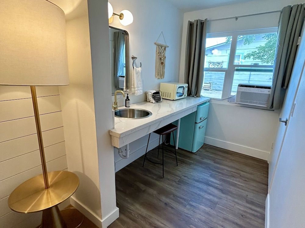 Sierra Motor Lodge Deluxe Suite, 1 Queen Bed, Accessible, Private Bathroom 4