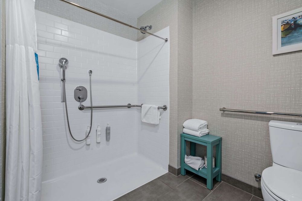 Hampton Inn Morro Bay Room, 2 Queen Beds, Accessible (Mobility, Roll In Shower) 5