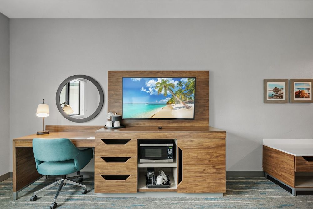 Hampton Inn Morro Bay Room, 2 Queen Beds, Bathtub 10