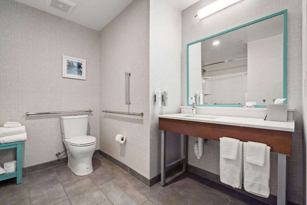 Hampton Inn Morro Bay Room, 2 Queen Beds, Bathtub 4