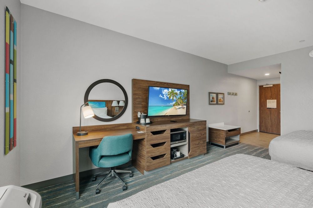 Hampton Inn Morro Bay Room, 2 Queen Beds, Bathtub 8