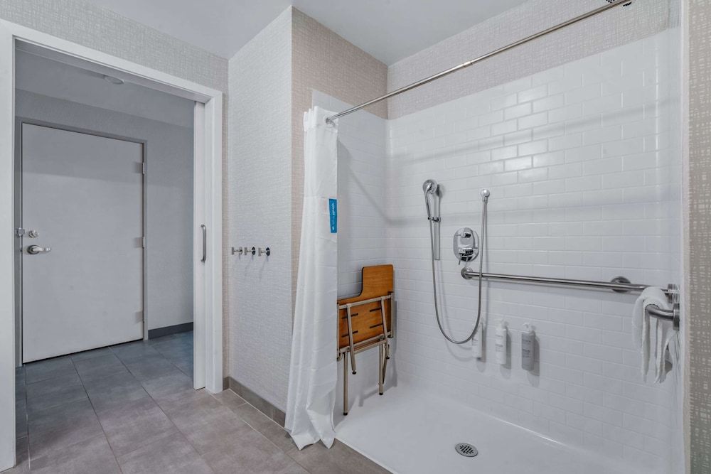 Hampton Inn Morro Bay Room, 2 Queen Beds, Accessible (Mobility, Roll In Shower) 4