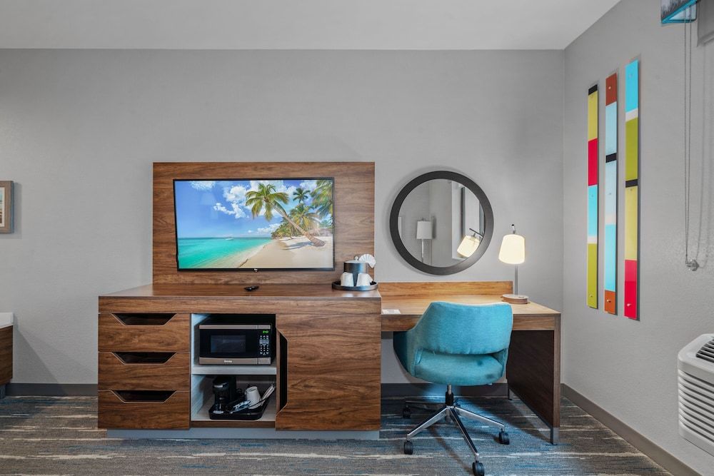 Hampton Inn Morro Bay Room, 2 Queen Beds, Bathtub 9