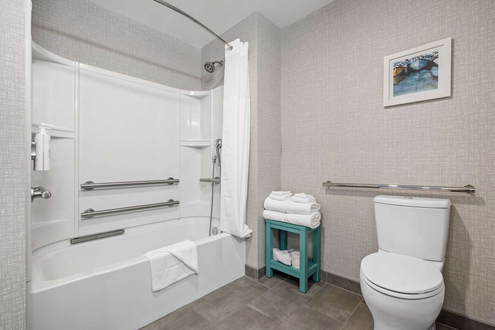 Hampton Inn Morro Bay Room, 2 Queen Beds, Bathtub 6