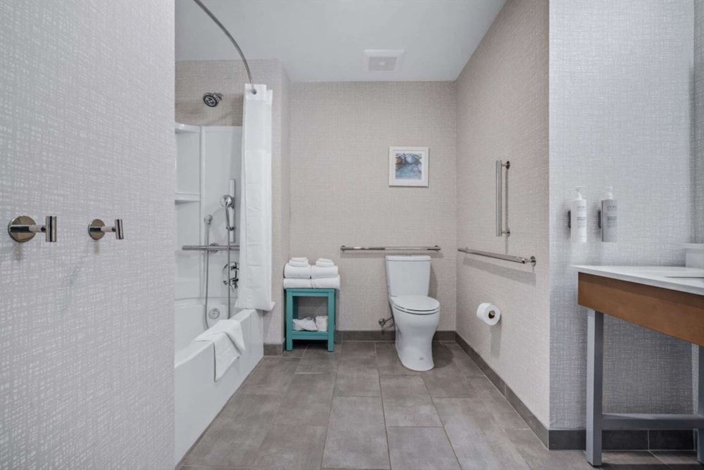 Hampton Inn Morro Bay Room, 2 Queen Beds, Bathtub 3