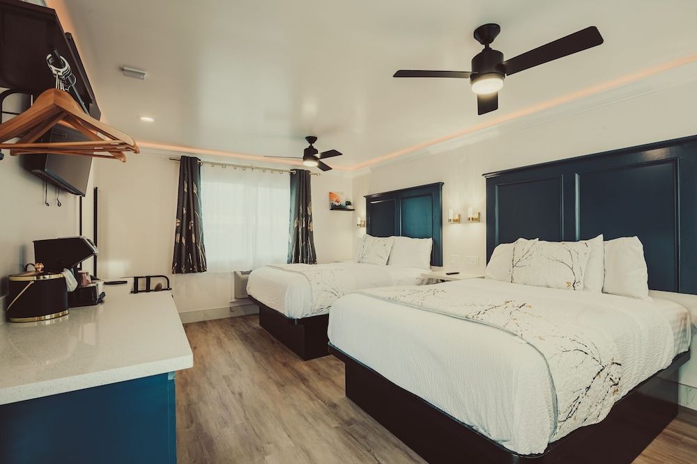 Blufftop Inn & Suites - Wharf/Restaurant District Comfort Two Queen Room - No Pets, Non-Smoking 2