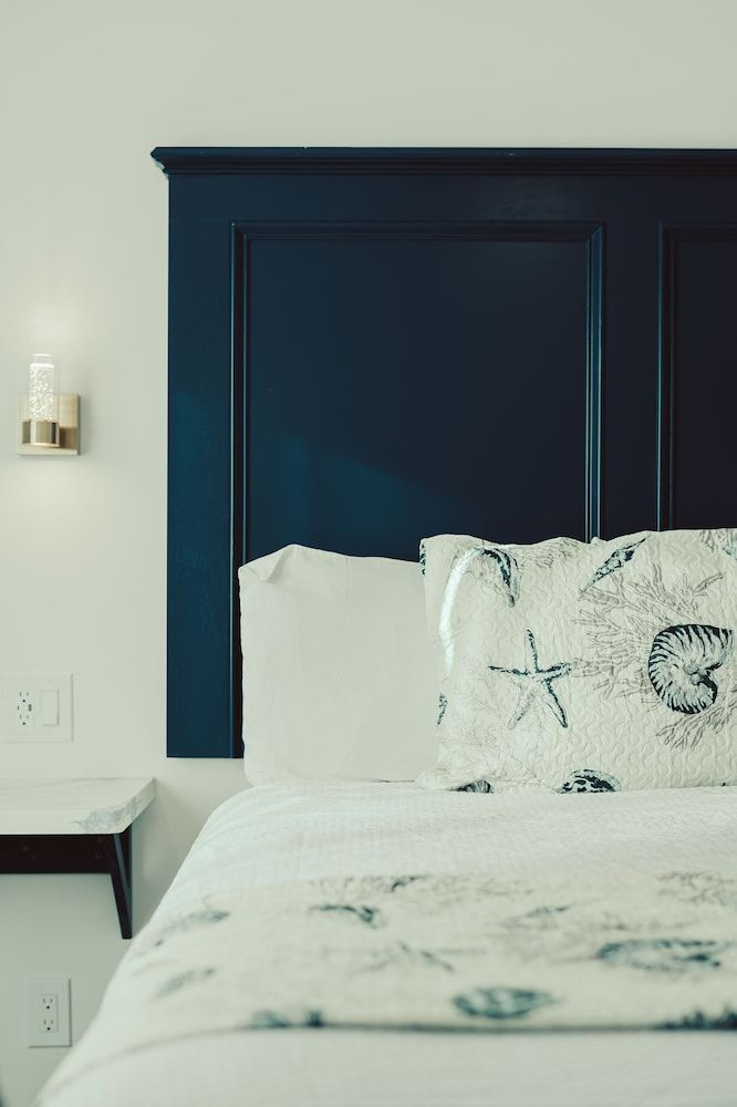 Blufftop Inn & Suites - Wharf/Restaurant District Comfort Two Queen Room - No Pets, Non-Smoking 13