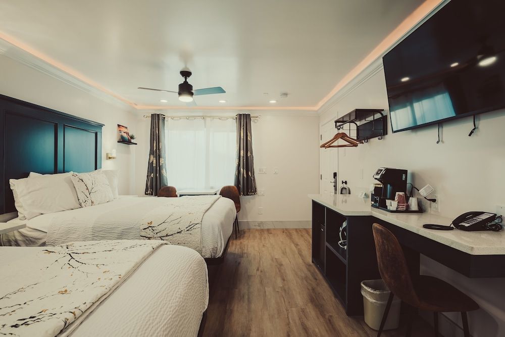 Blufftop Inn & Suites - Wharf/Restaurant District Comfort Two Queen Room - No Pets, Non-Smoking 5