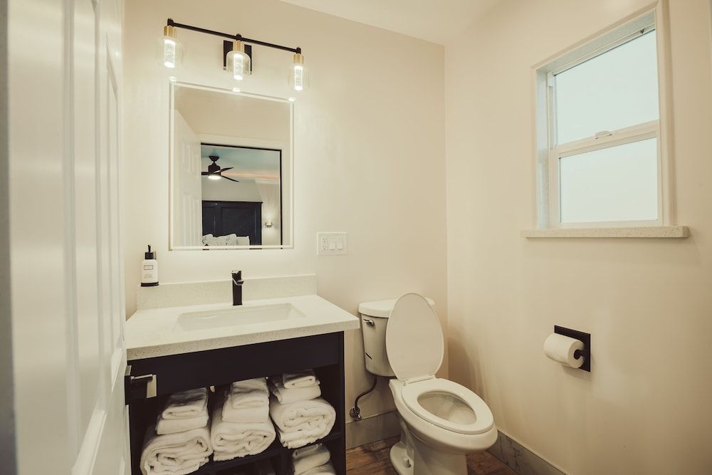 Blufftop Inn & Suites - Wharf/Restaurant District Comfort Two Queen Room - No Pets, Non-Smoking 9